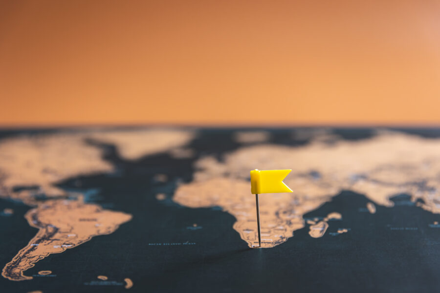 bandeira pequena no conceito de viagem do mapa