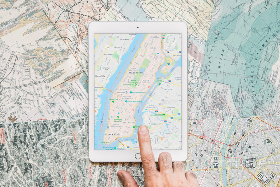 hand tapping on tablet with inteligente map