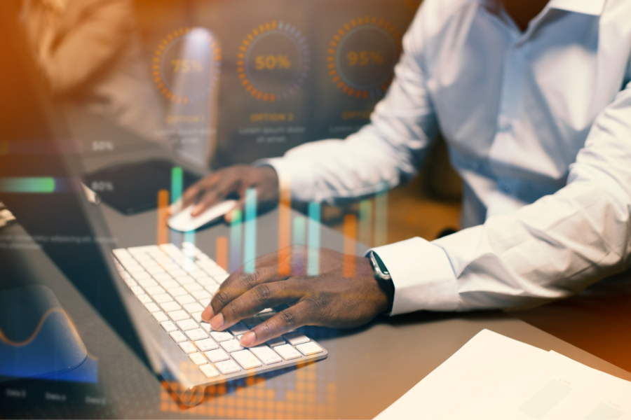 Pessoa trabalhando com gráficos de dashboards em destaque
